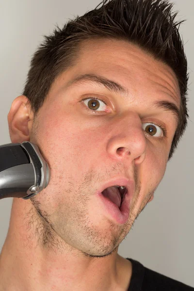 Homme rasage visage avec rasoir électrique — Photo