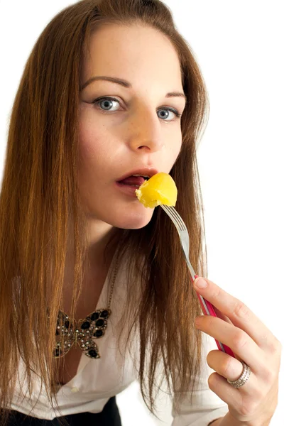 Carino giovane donna mangiare una patata — Foto Stock