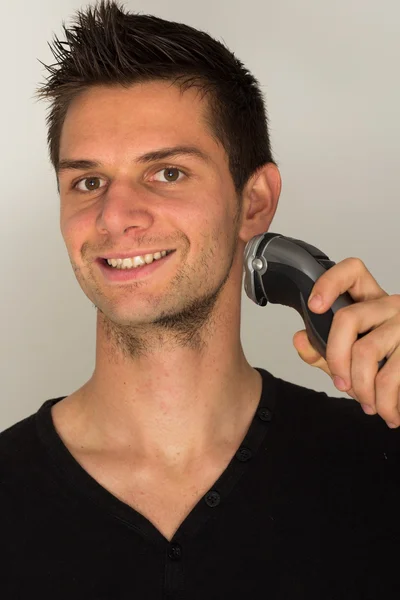 Homme rasage visage avec rasoir électrique — Photo