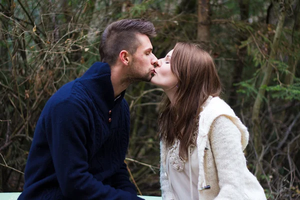 Молодая пара целуется — стоковое фото