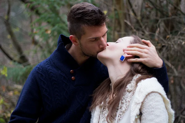 Kyssing av ungt par – stockfoto