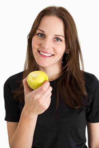 Donna che tiene una mela gialla e sorride — Foto Stock