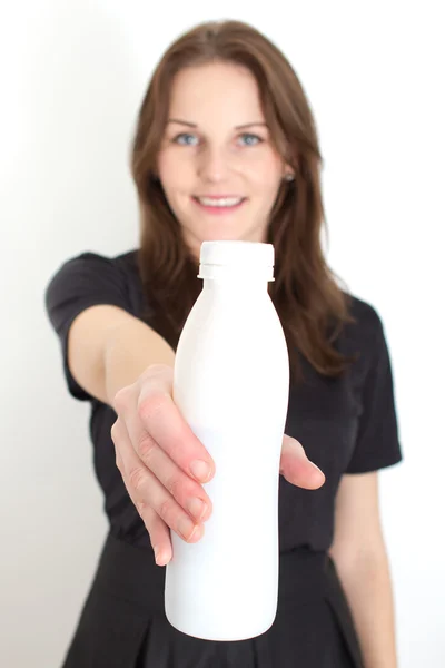 Mujer sosteniendo una botella de leche sin lactosa —  Fotos de Stock