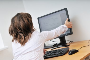 Bilgisayarda beyaz yakalı işçi