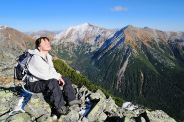 Sakin ol hiking - dağlarda sunning üzerinde