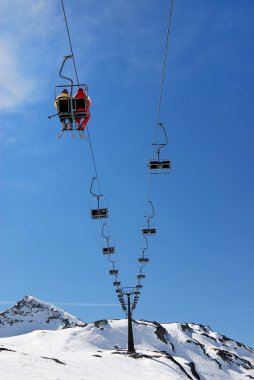 kış sahne - teleferik üzerinde oturan Çift