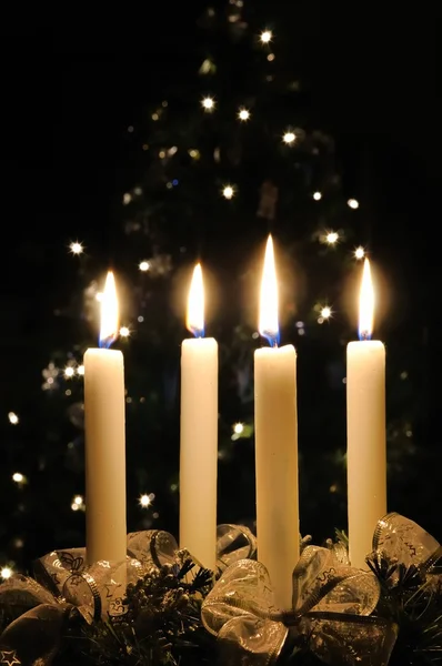 非常に熱い蝋燭とクリスマス アドベント リース — ストック写真