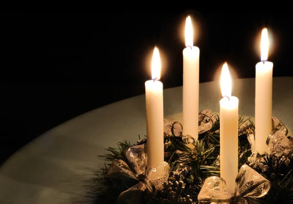 De kroon van de komst van Kerstmis met kaarsen branden — Stockfoto