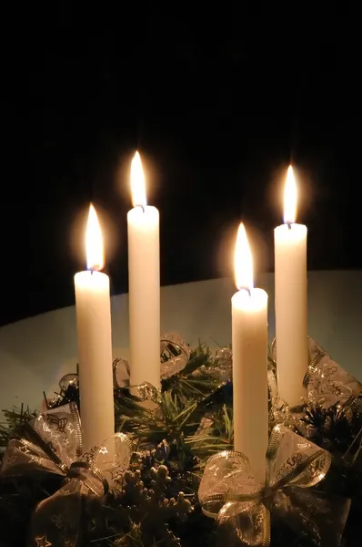 De kroon van de komst van Kerstmis met kaarsen branden — Stockfoto