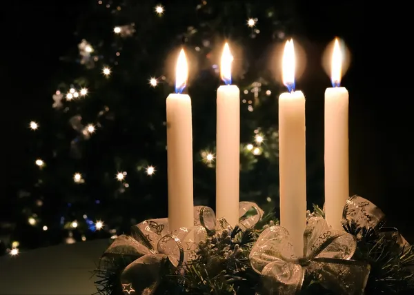 Boże Narodzenie wieniec adwentowy z palenie świec — Zdjęcie stockowe