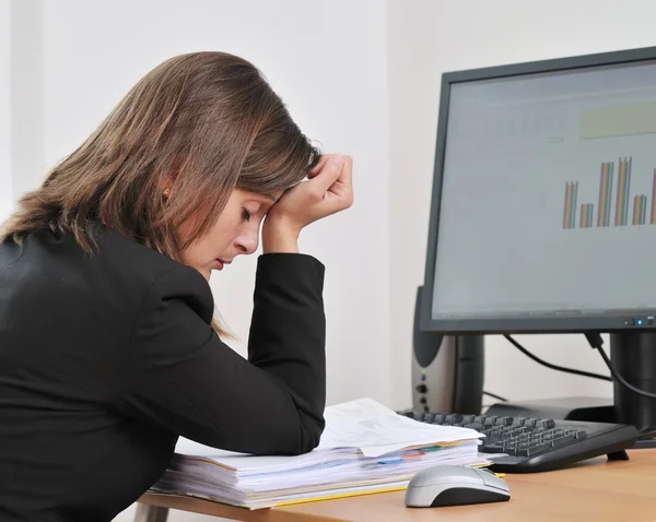 Depressief en moe bedrijfspersoon in werk — Stockfoto