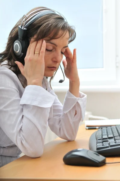 Persona de negocios cansada con dolor de cabeza en el trabajo —  Fotos de Stock