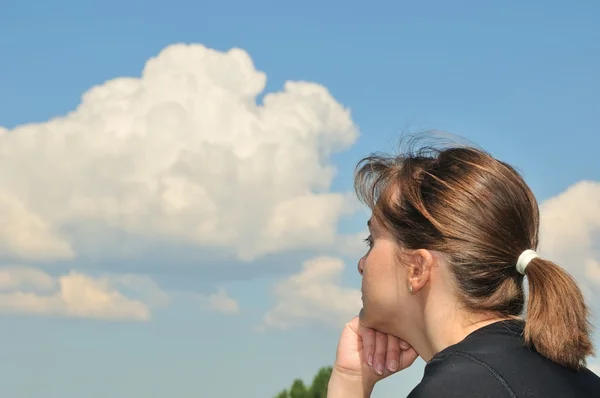 Голова в небе - мечтающая молодая женщина — стоковое фото