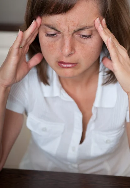 Zakenvrouw met hoofdpijn in werk — Stockfoto