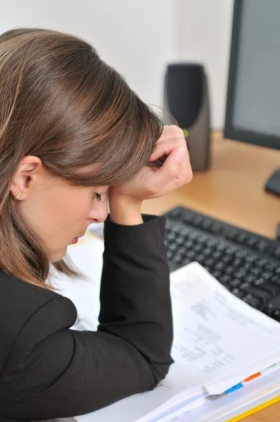 Persona de negocios deprimida con dolor de cabeza en el trabajo —  Fotos de Stock