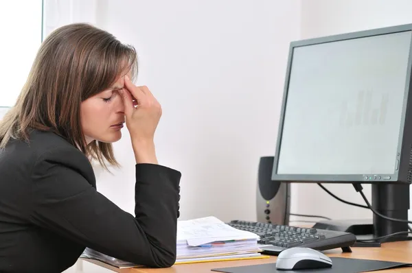 Cansado pessoa de negócios com dor de cabeça no trabalho — Fotografia de Stock