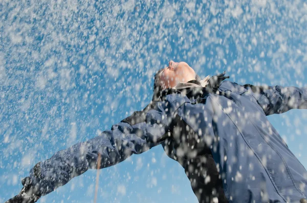 Desfrutando de inverno - mulher jogando neve — Fotografia de Stock