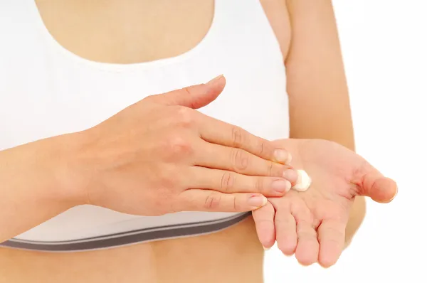 Trattamento di pelle di mani secca con crema — Foto Stock