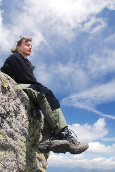 Woman hiker relaxes in mountains — Stock Photo, Image