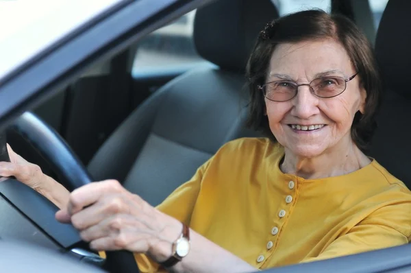 Oudere vrouw die auto rijdt — Stockfoto