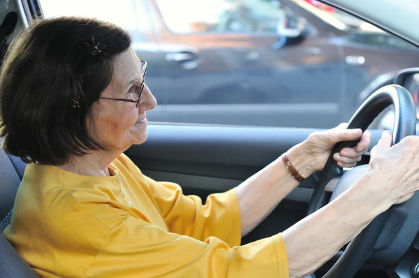 Старша жінка водіння автомобіля — стокове фото