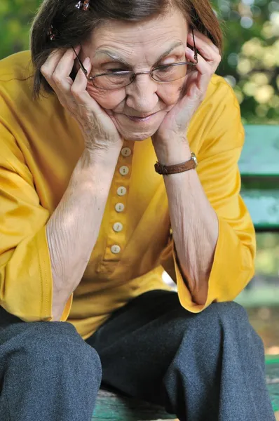 Donna anziana preoccupata — Foto Stock