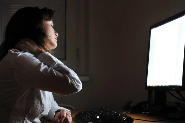 Persona de negocios trabajando horas extras con dolor de cuello —  Fotos de Stock