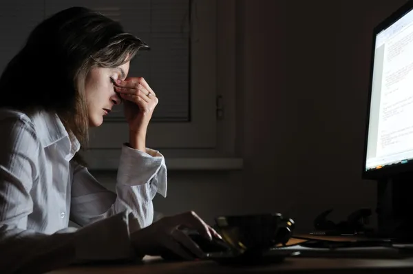 Persona de negocios cansada con dolor de cabeza trabajando de noche —  Fotos de Stock