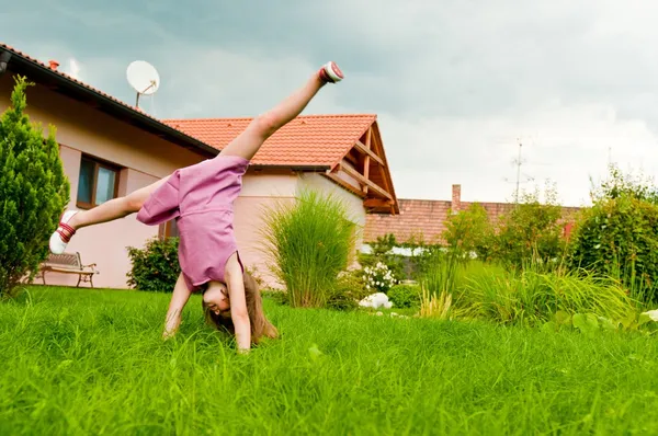 Cartwheel -fun on garden — Stock Photo, Image