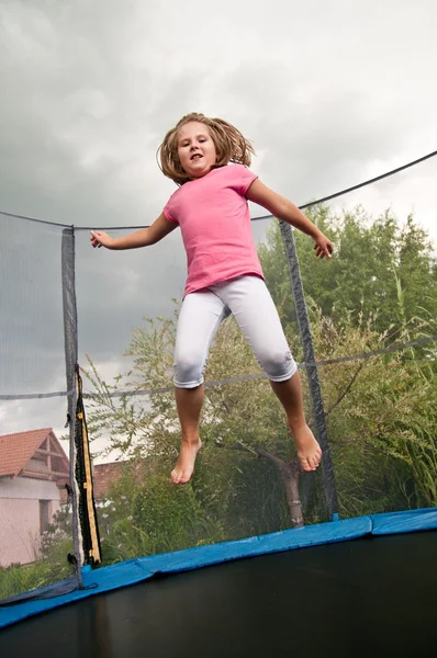 मोठी मजा मुलाला ट्रॅम्पोलिन उडी मारणे — स्टॉक फोटो, इमेज