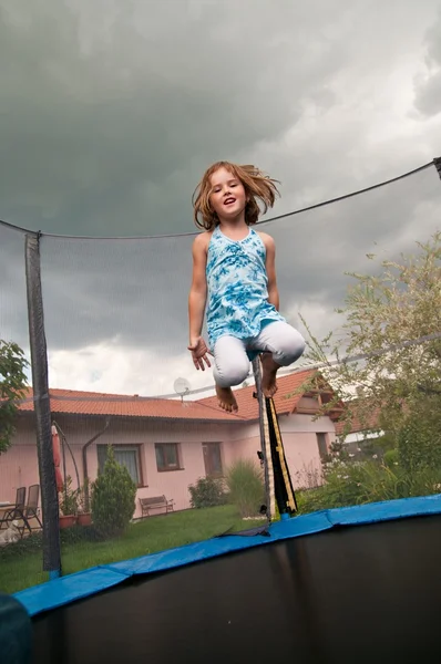 Velká zábava - dětské skákací trampolína — Stock fotografie