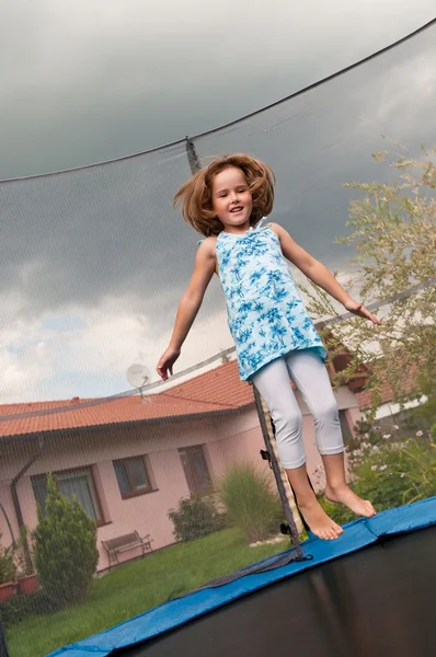 Großer Spaß - Kinder springen Trampolin — Stockfoto