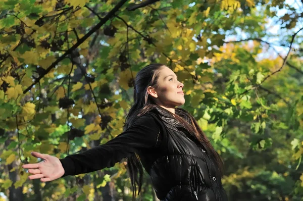 Woman enjoys sun in fall time outdoors — Stock Photo, Image