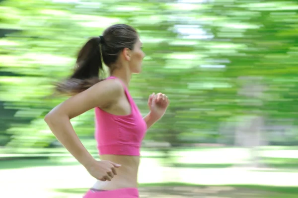 Giovane donna che corre all'aperto - movimento sfocato — Foto Stock