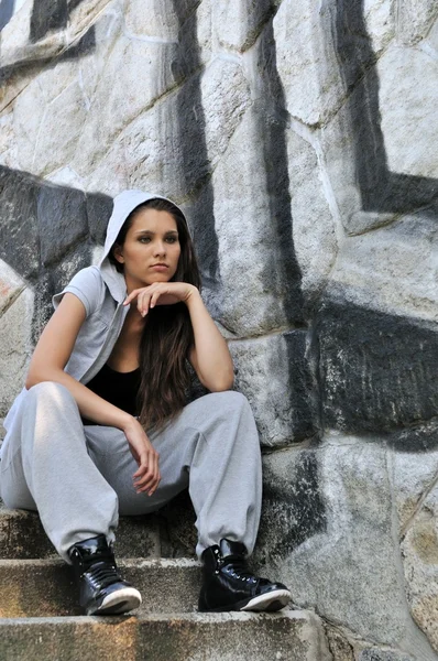 Jonge vrouw in hip hop stijl portret — Stockfoto