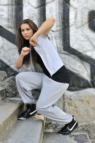 Jovem mulher no estilo hip hop retrato de dança — Fotografia de Stock