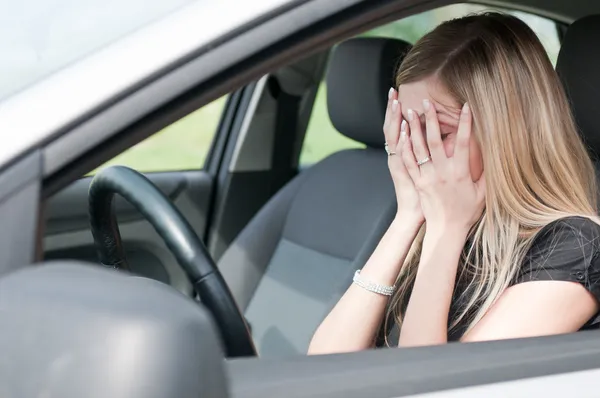 Em preocupações - mulher infeliz em carro — Fotografia de Stock
