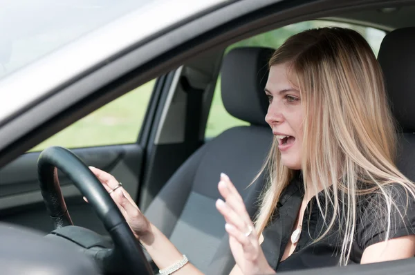 Antes del accidente - mujer joven conduciendo coche — Foto de Stock