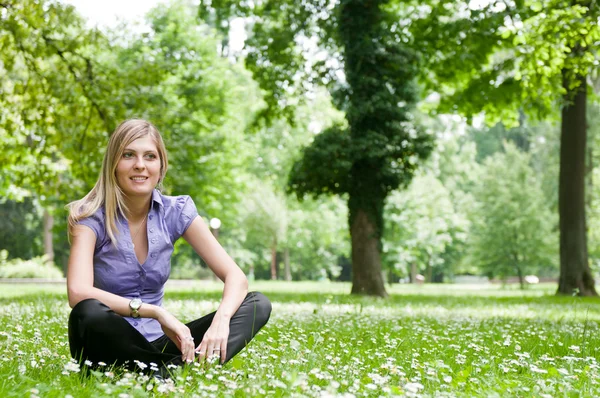 Natura relaks - kobieta w trawie — Zdjęcie stockowe