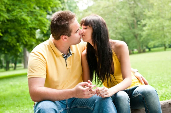 Momentos íntimos - casal beijando ao ar livre — Fotografia de Stock