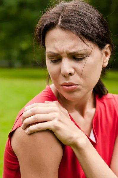 Травма плеча - спортсменка в боли — стоковое фото