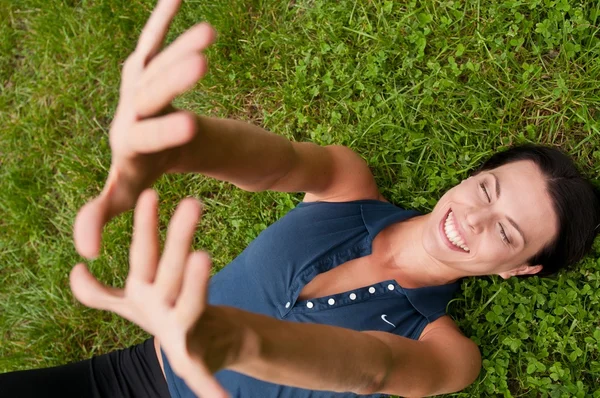 Szczęście - kobietę leżącą w trawie — Zdjęcie stockowe