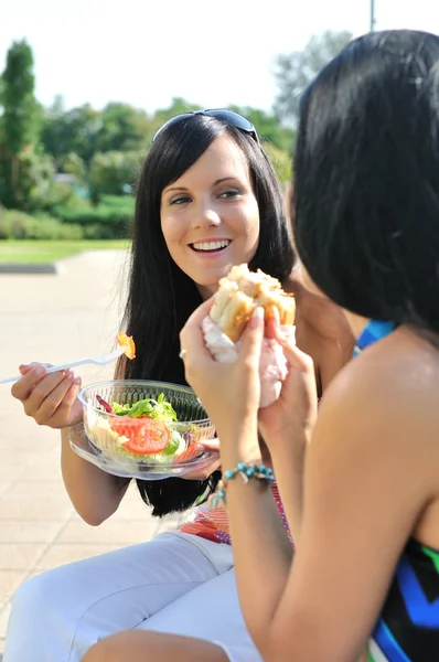 Przyjaciele o wielki czas podczas jedzenia na zewnątrz — Zdjęcie stockowe