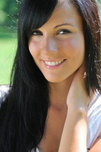 Portrait of young smiling woman outdoors — Stock Photo, Image