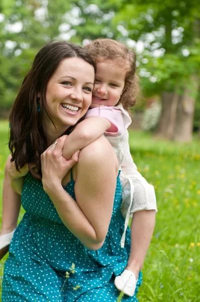 Mutter verbringt glückliche Zeit mit ihrem Kind — Stockfoto