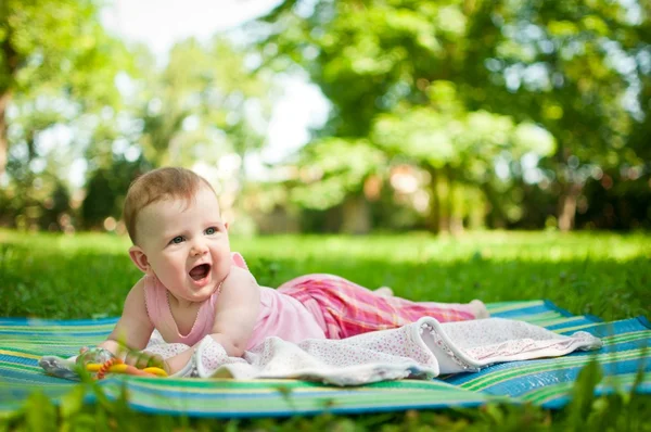 赤ちゃんの肖像画-横たわって屋外 — ストック写真