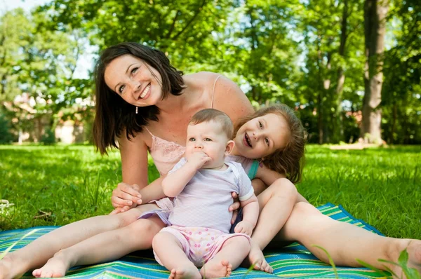 Rodinný portrét - matka s dětmi — Stock fotografie