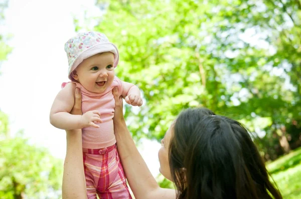 Gelukkig moeder houden haar baby — Stockfoto
