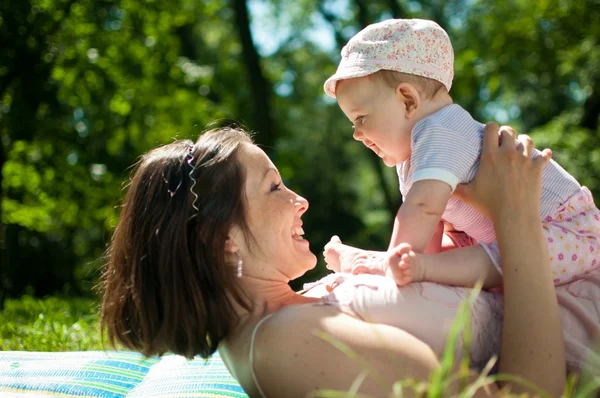 Njuter av livet - glad mor med barn — Stockfoto