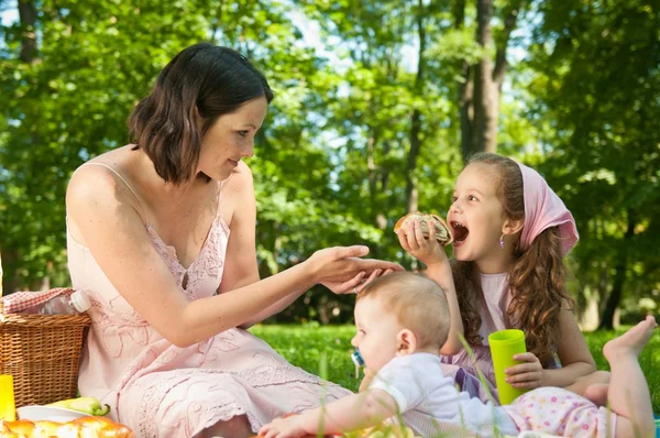 Picknick - moeder met kinderen — Stockfoto